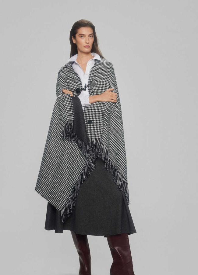 Poncho con flecos y estampado de cuadros de Pedro del Hierro.