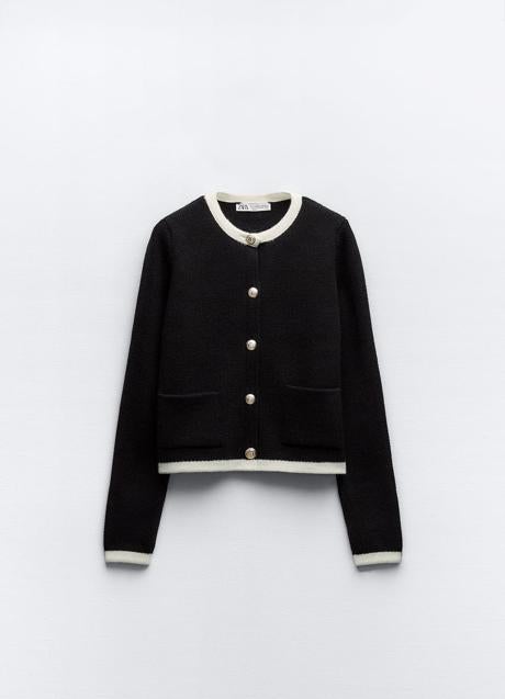 Chaqueta de punto en blanco y negro de Zara (29,99 euros)