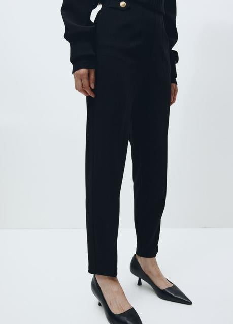 Pantalón negro con botones de H&M (19,99 euros)