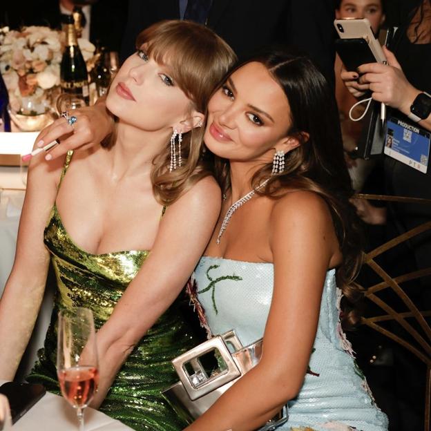 Otro de los selfies de Taylor Swift en los Globos de Oro desató comentarios sobre una posible acompañante femenina a la gala. En realidad, es la mujer del actor Miles Teller, que se sentaba en la misma mesa que la cantante. 