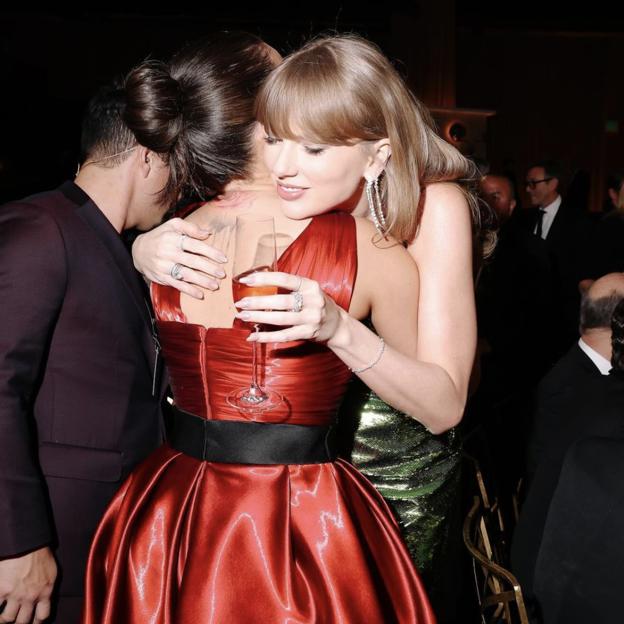 La estrecha relación de Taylor Swift con sus íntimas amigas se considera indicio de una orientación sexual 'queer' o LGTBIQ+. Aquí la vemos abrazándose con Selena Gómez. 