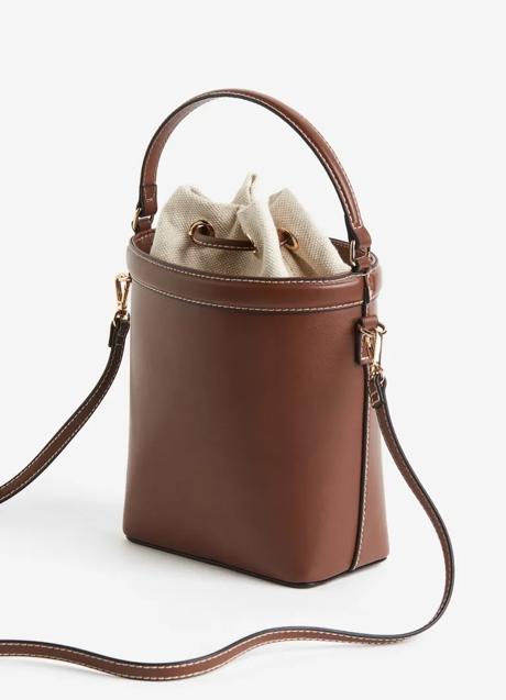 Bolso marrón de H&M (29,99 euros)