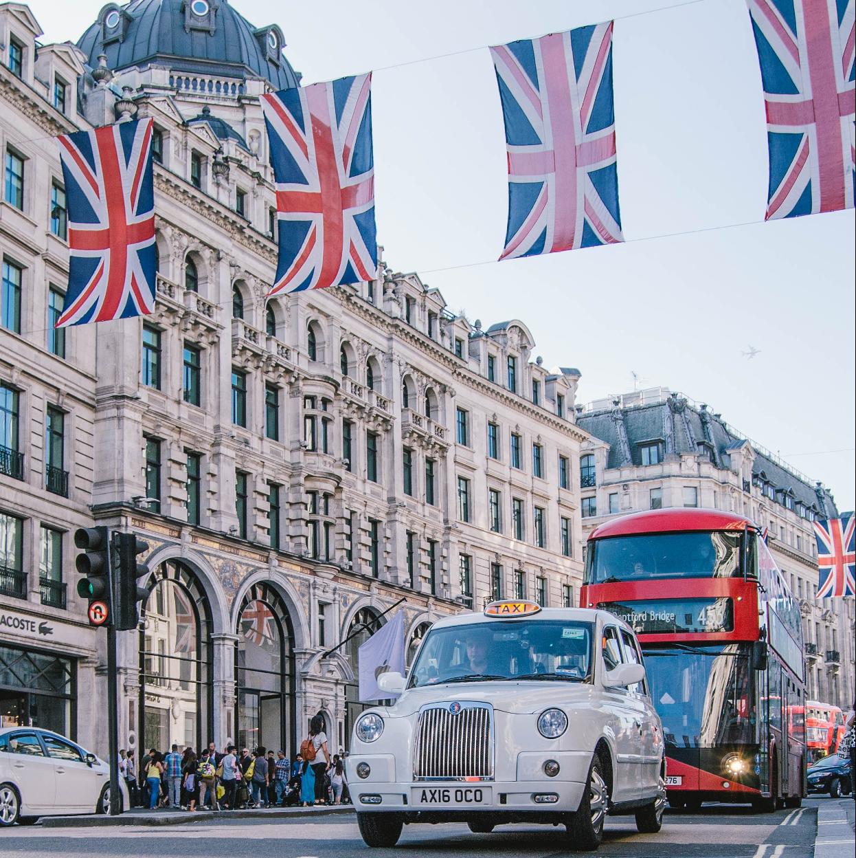 En el Londres victoriano, los medios de transporte públicos más populares eran el carruaje y el tranvía, previos a sus famosos taxis y autobuses./Sabrina mazzeo/unsplash