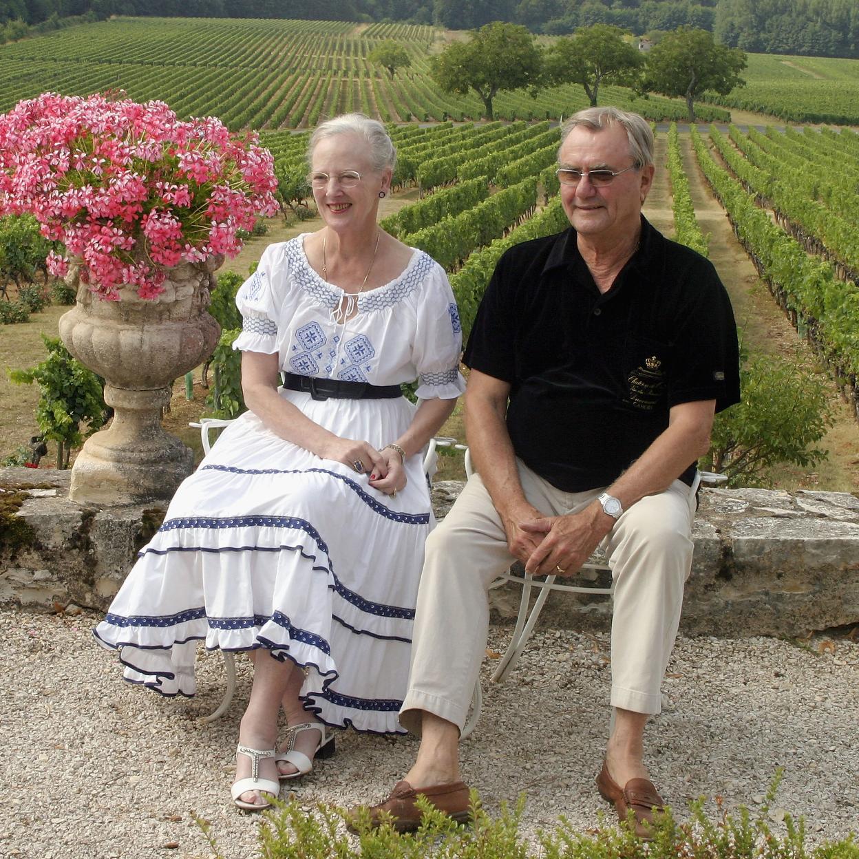 La reina Margarita de Dinamarca en su casa de vacaciones en Francia con su marido, fallecido en 2018. /Getty images