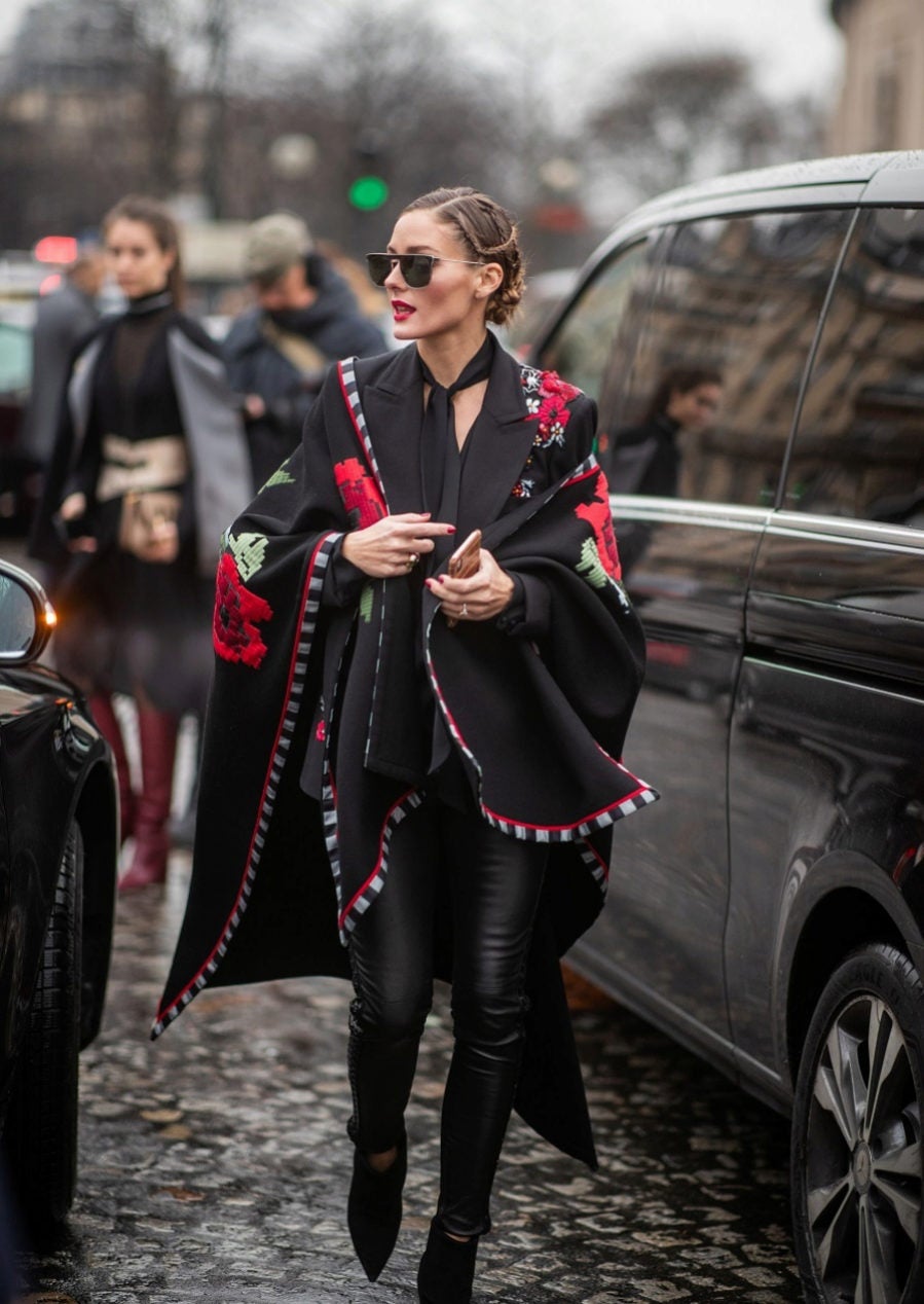 Olivia Palermo con capa bordada