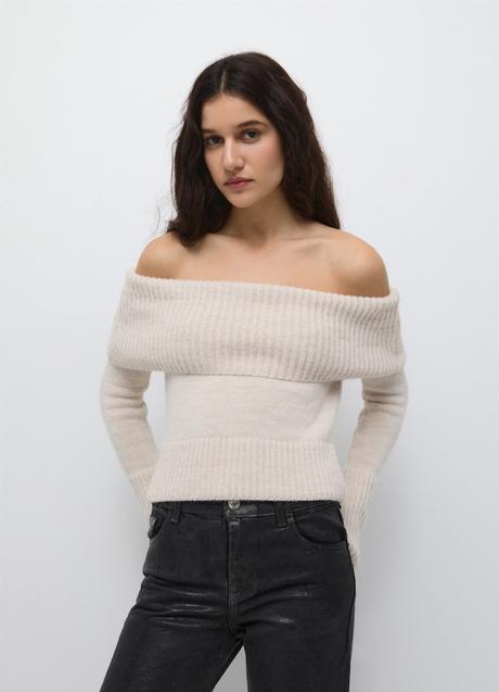 Jersey con escote bardot de Pull & Bear (27,99 euros)