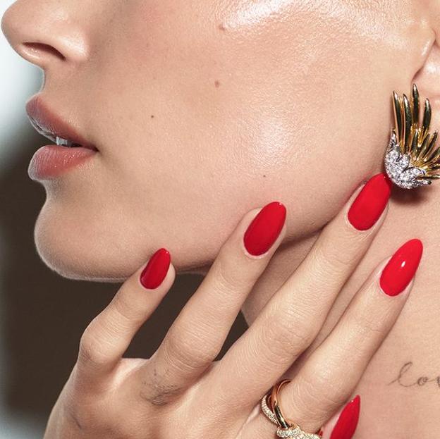 Los esmaltes de uñas rojos elegantes que más aguantan: perfectos para cualquier plan del 2024