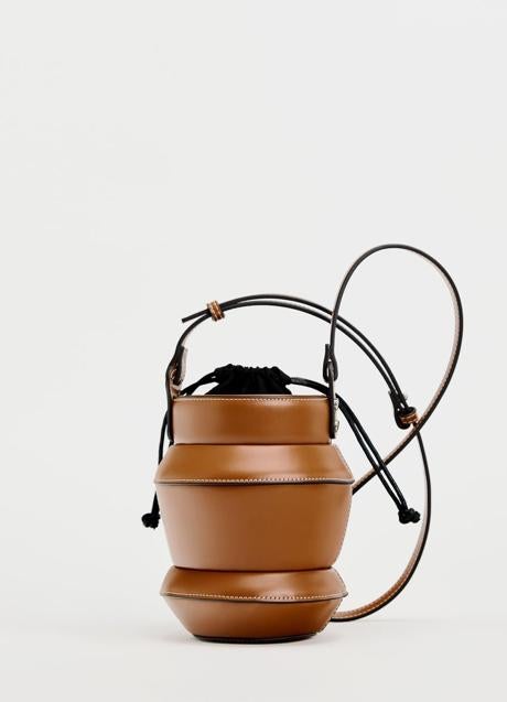 Bolso camel de Zara (29,99 euros)