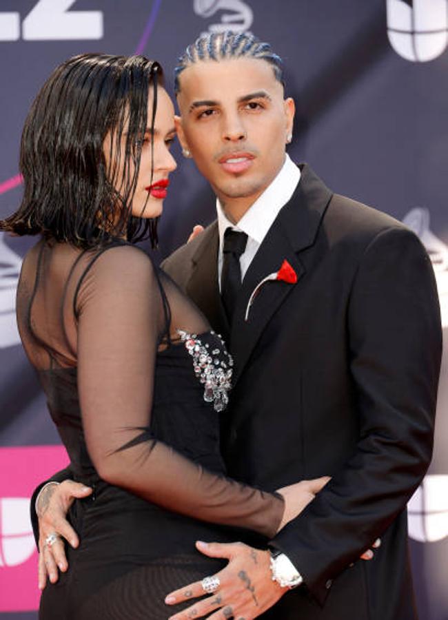 Rauw Alejandro con el broche Amapola junto a Rosalía en los Grammy Latinos 2022. Foto: Getty.