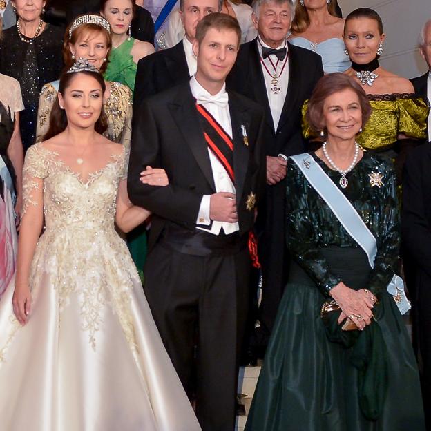 La reina Sofía junto a Leka y Elia de Albania el día de su boda. 