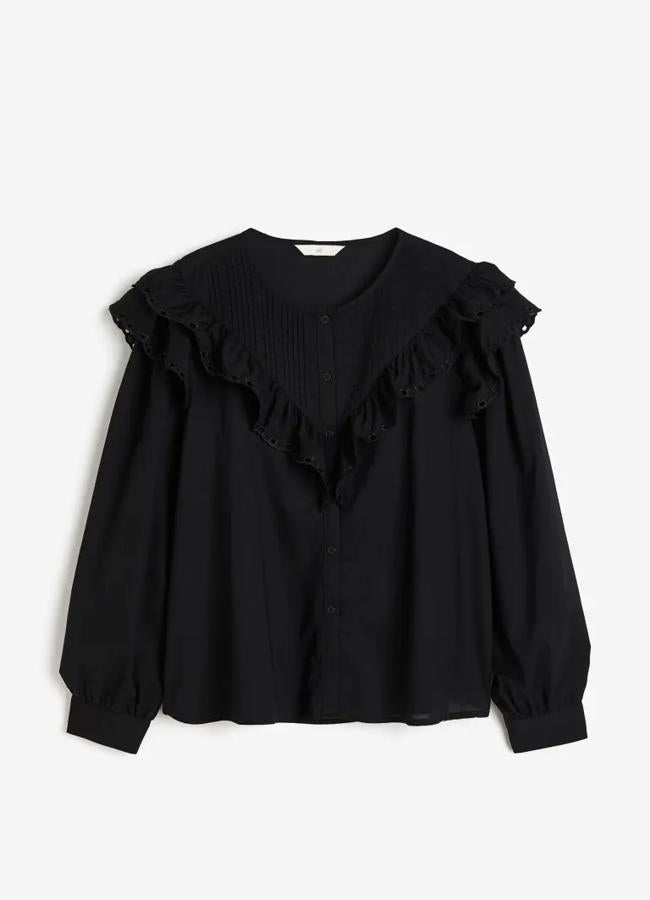 Blusa con cuello de volantes en negro de H&M.