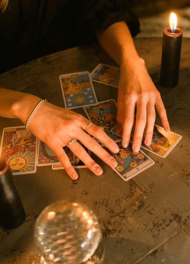 Mujer con cartas del Tarot/PEXELS