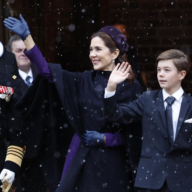 Mary de Dinamarca junto a su hijo pequeño.