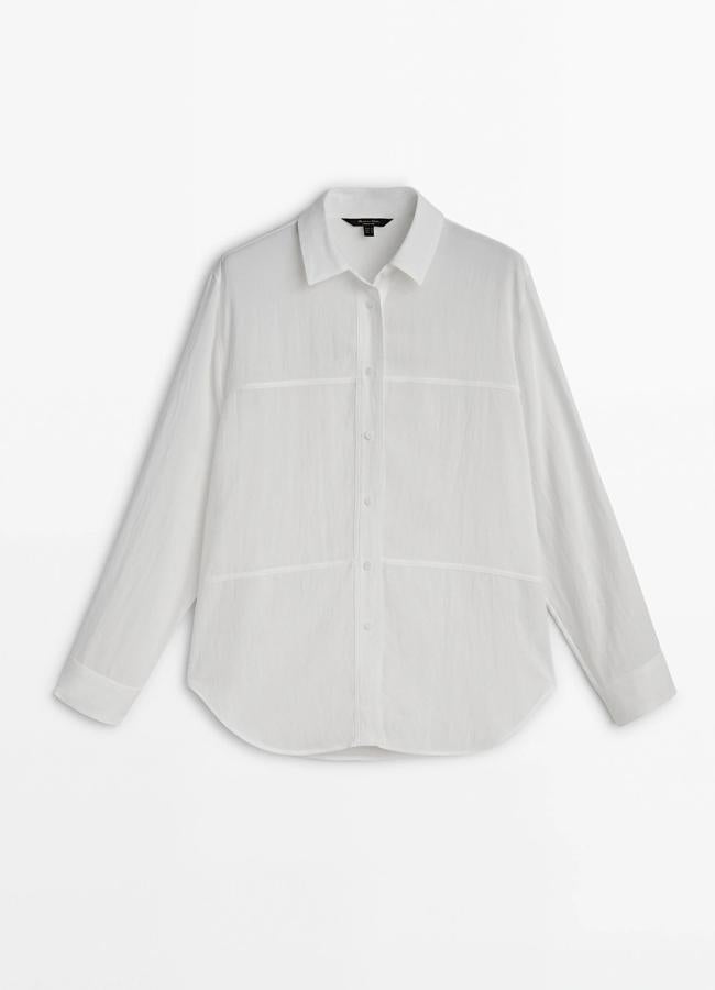 Camisa blanca oversize, 49,95 euros.