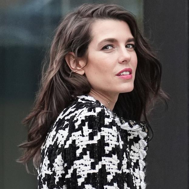 El look de diario perfecto de Carlota Casiraghi más fácil de copiar: vaqueros, zapatos de tacón cómodo y un abrigo muy especial