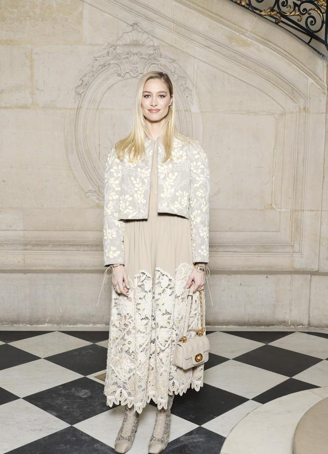 Beatrice Borromeo con conjunto de crochet en el desfile de Dior en París. Foto: Launchmetrics spotlight.