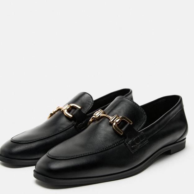 Mocasines en piel y color negro de Zara.