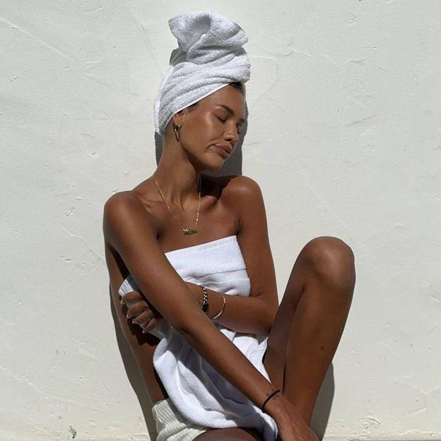 Influencer con piel del cuerpo firme
