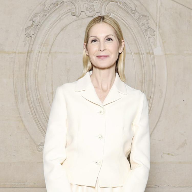 Kelly Rutherford o cómo lucir un total look en tonos monocromáticos a partir de los 50 años