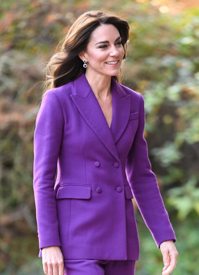 Kate Middleton con traje morado/GTRES