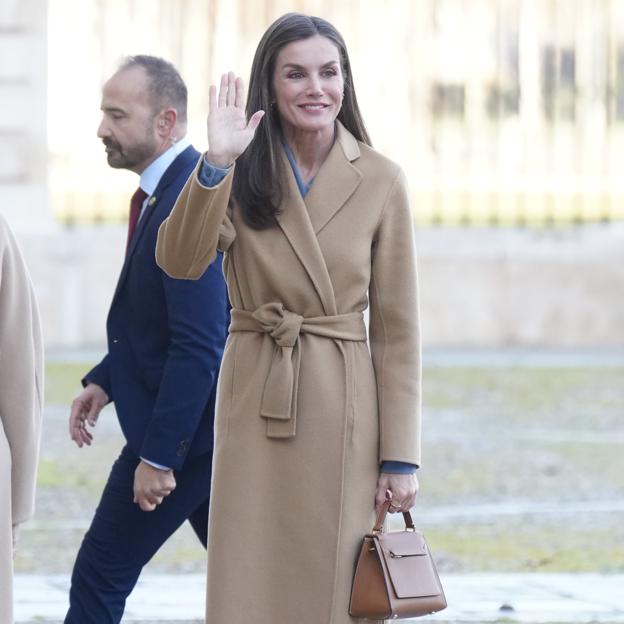 Queremos el abrigo camel de la reina Letizia: básico, perfecto, elegante y todoterreno