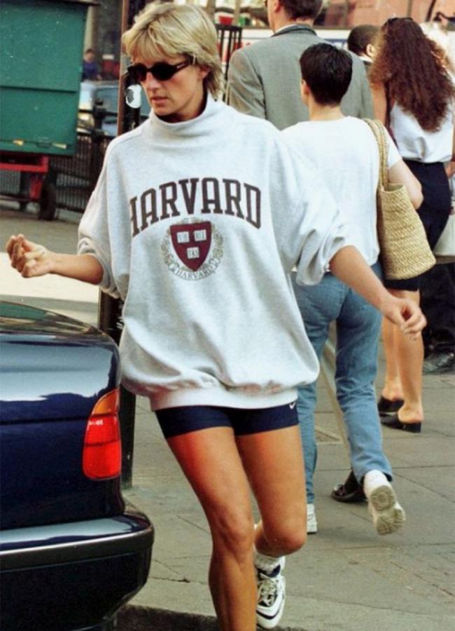 Look de Lady Di con sudadera varsity / @90scelebvibes