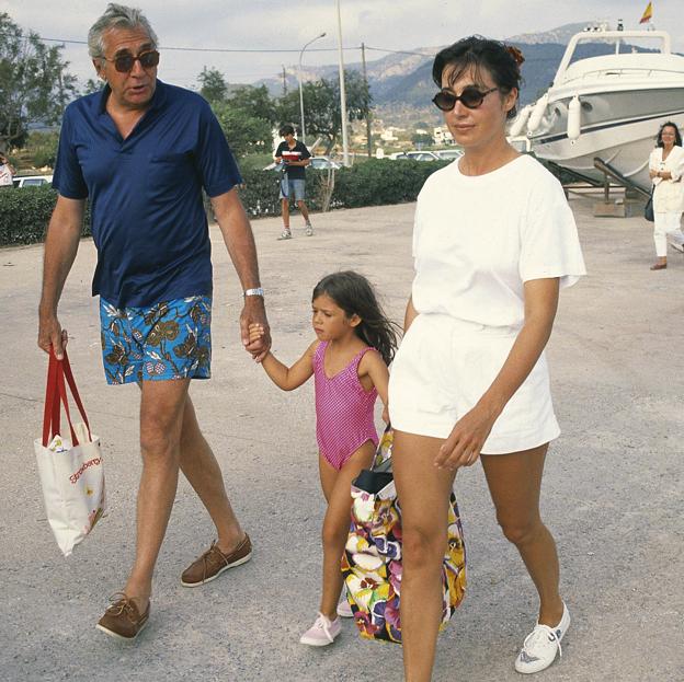 Un pequeña Cynthia Rossi, pasenado con sus padres Carmen Martínez-Bordiú y Jean Marie Rossi. 