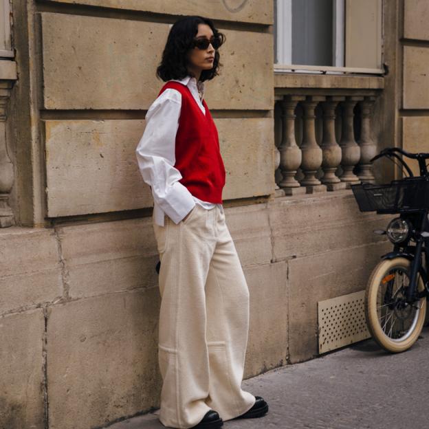 Los chalecos de punto que mejor quedan con clásicas camisas blancas