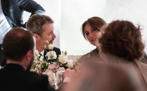 Dominika Kulczyk conversando junto a Federido de Dinamarca. 