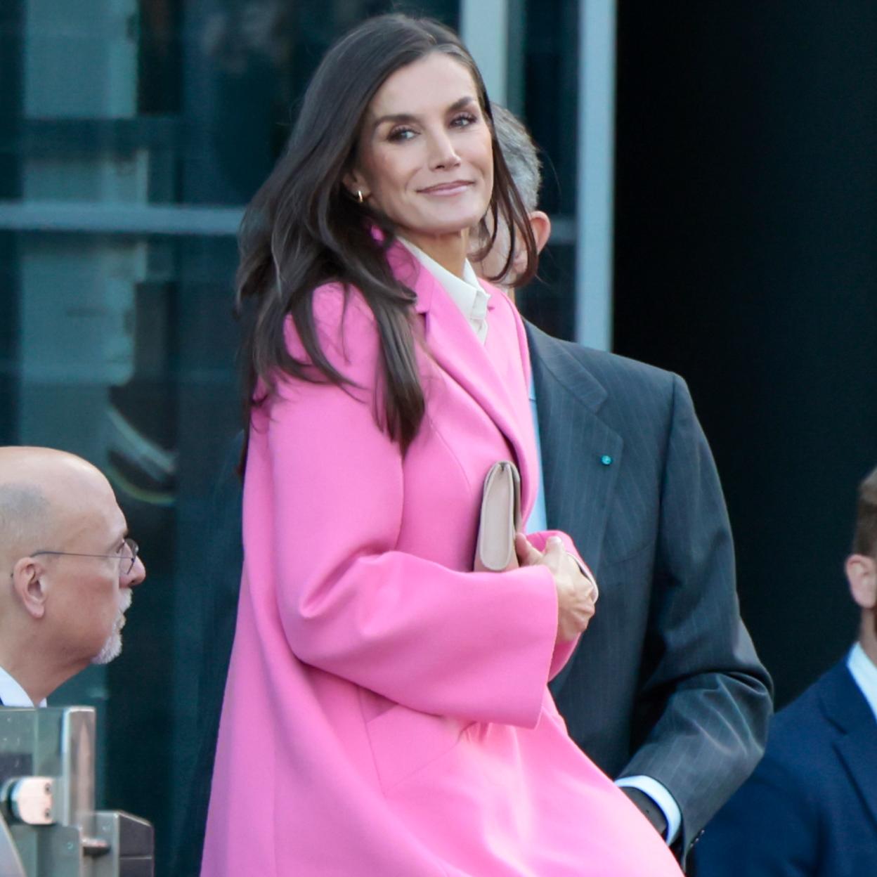 La reina Letizia con un abrigo rosa./gtres