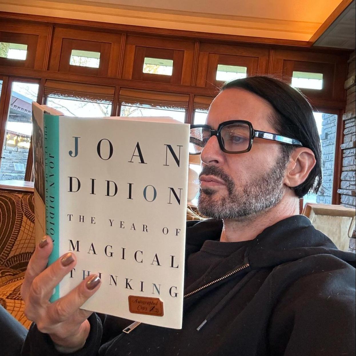 Marc Jacobs leyendo el libro de Joan Didion/@marcjacobs