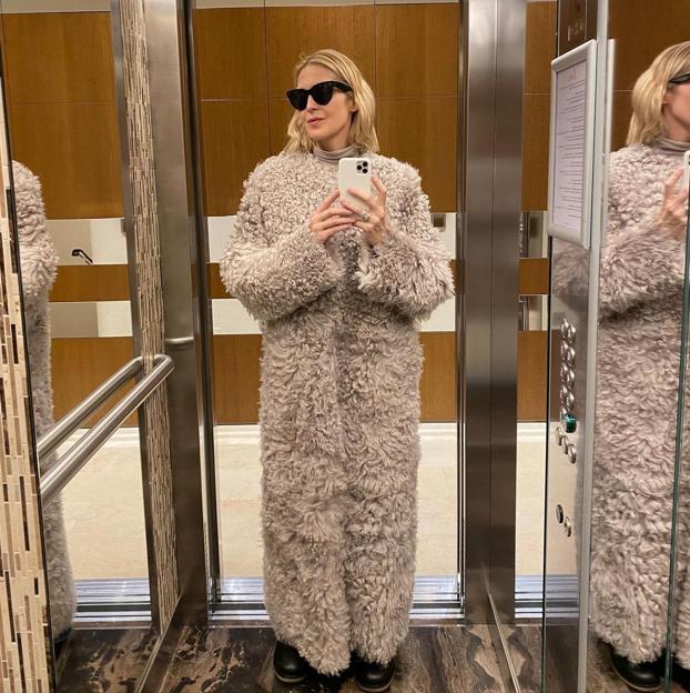 Kelly Rutherford con abrigo de pelo rizado