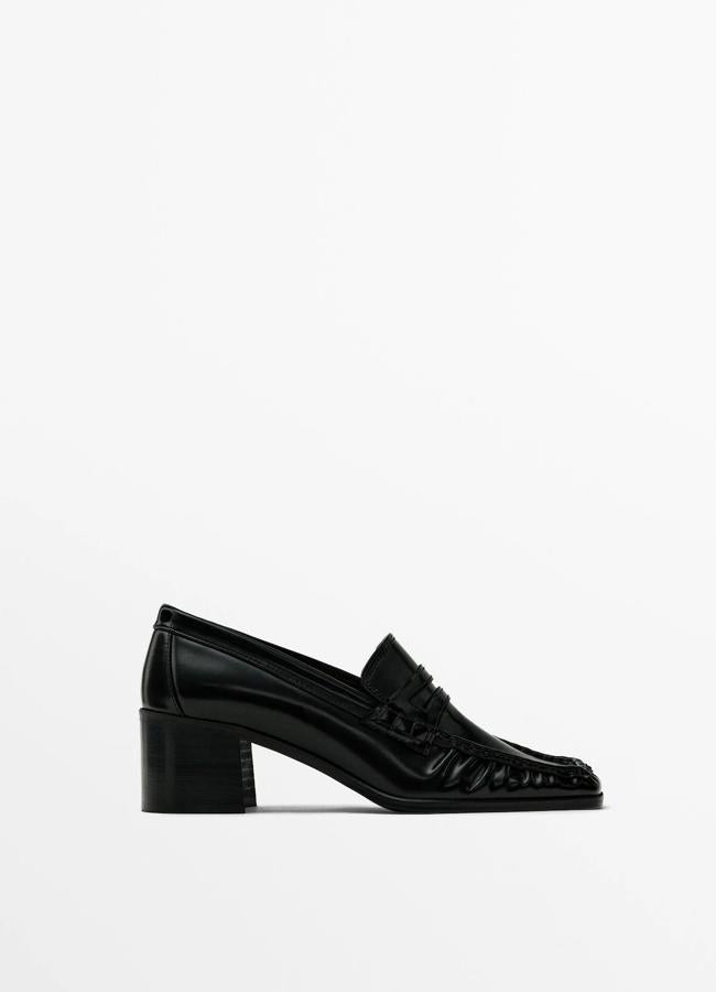 Mocasines en color negro de Massimo Dutti (89,95 euros).