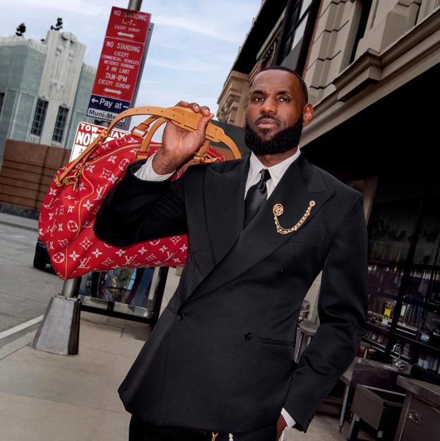 LeBron James con el nuevo Speedy en lona monogram roja de Louis Vuitton.