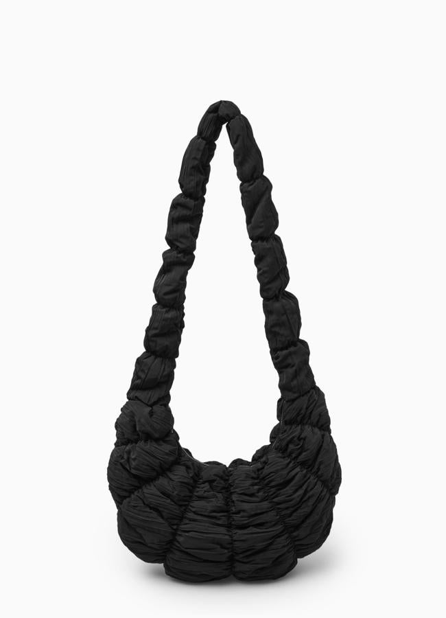 Bolso con textura de COS, 69 euros.