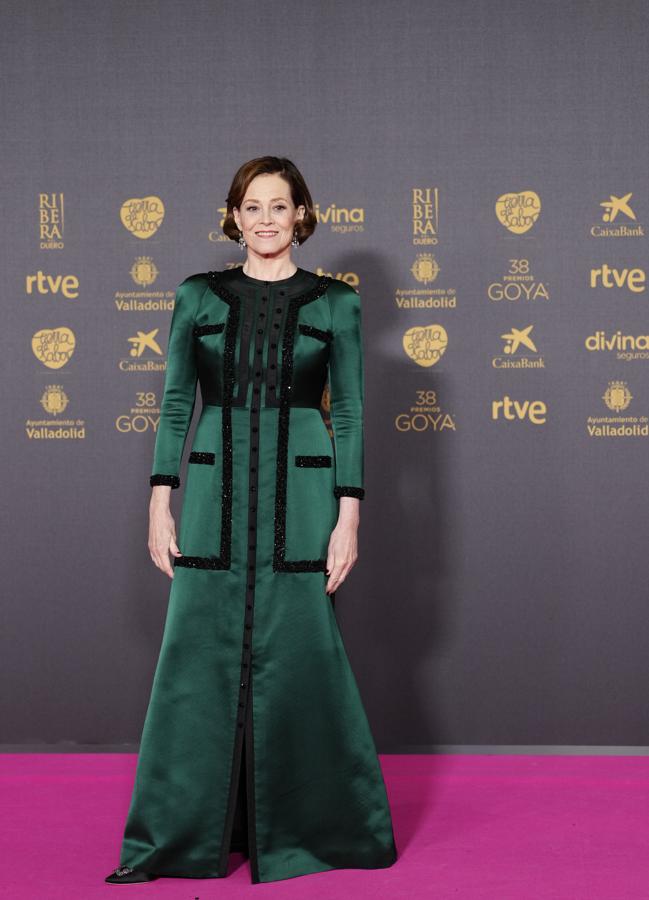 Sigourney Weaver con un vestido de Thom Browne. / LIMITED PICTURES