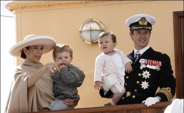 Mary y Federico junto a sus hijos en un viaje en el palacio flotante Dannebrog. 