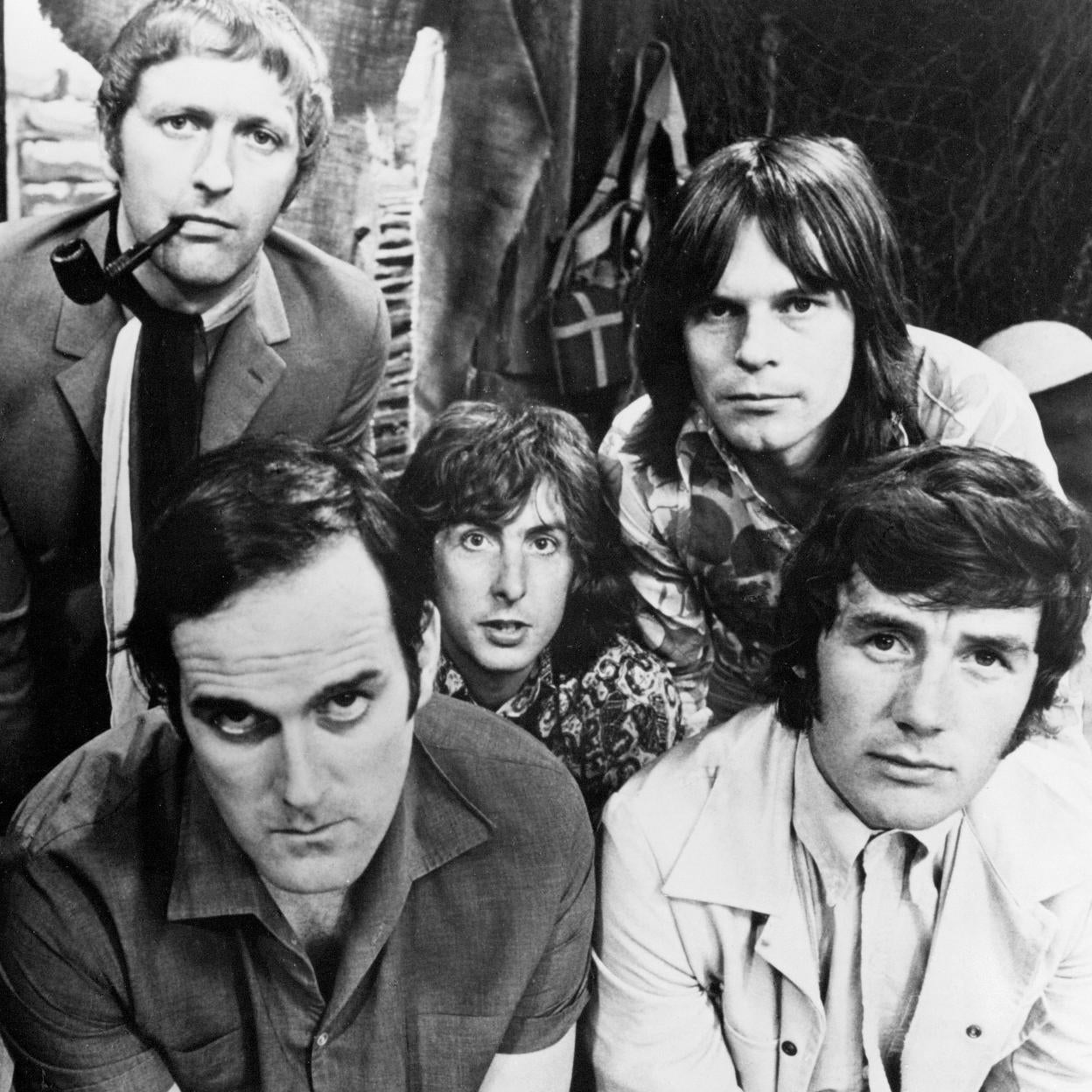 Los Monty Python, fotografiados en los años 70. Con pipa, Graham Chapman; a su lado, Eric Idle (agachado) y Terry Gilliam. Abajo a la izquierda, John Cleese; a la derecha, Michael Palin. /getty images