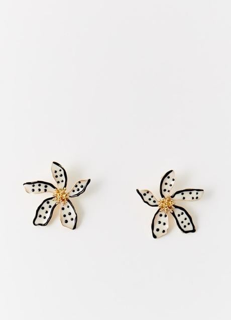 Pendientes con forma de flor de Sfera (4,50 euros)