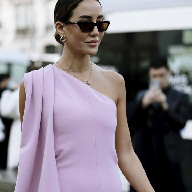 Una mujer con vestido de invitada.