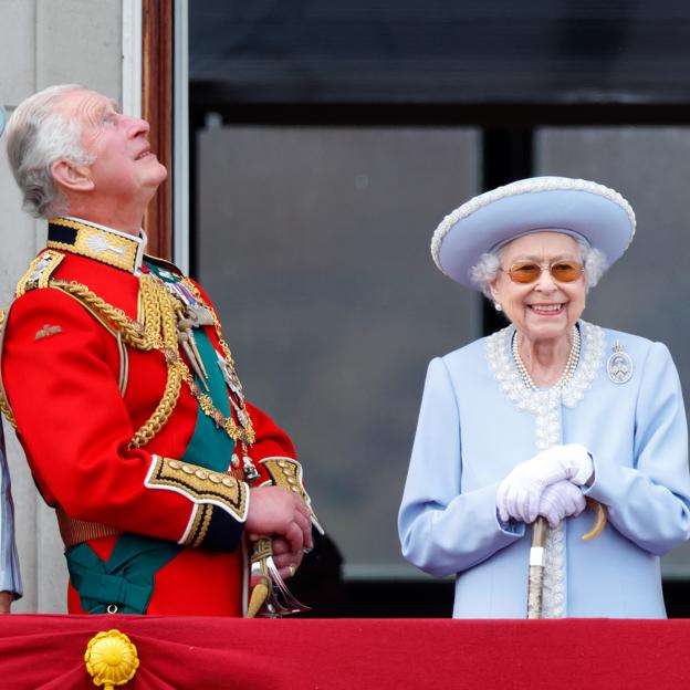 Los lujos y miserias secretas de Carlos III: duerme con oxígeno, censuró a su madre, Isabel II, y siente vergüenza de Harry 