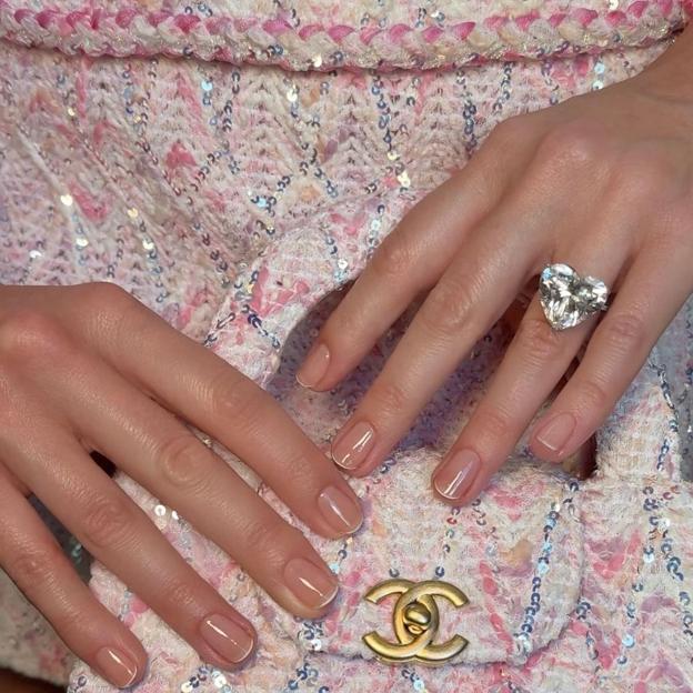 Manicura francesa elaborada para Margot Robbie por Betina Goldstein.