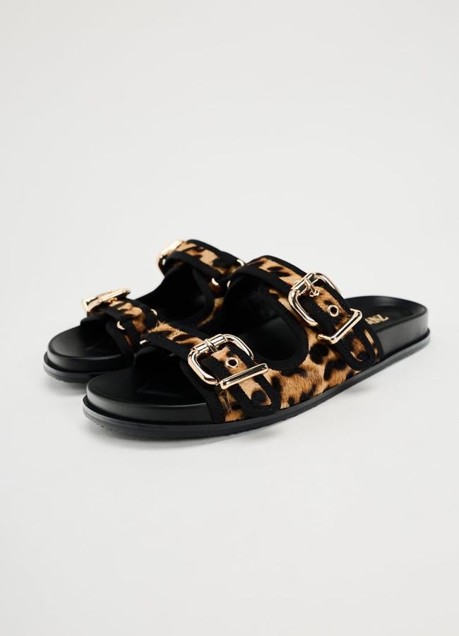 Sandalias con estampado de leopardo de Zara.