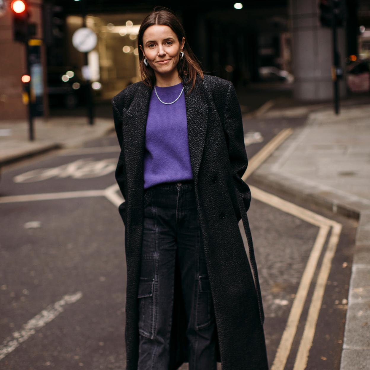 Una influencer en el street style de Londres con vaqueros negros./launchmetrics spotlight