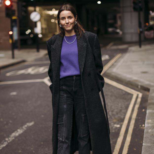 Una influencer en el street style de Londres con vaqueros negros.