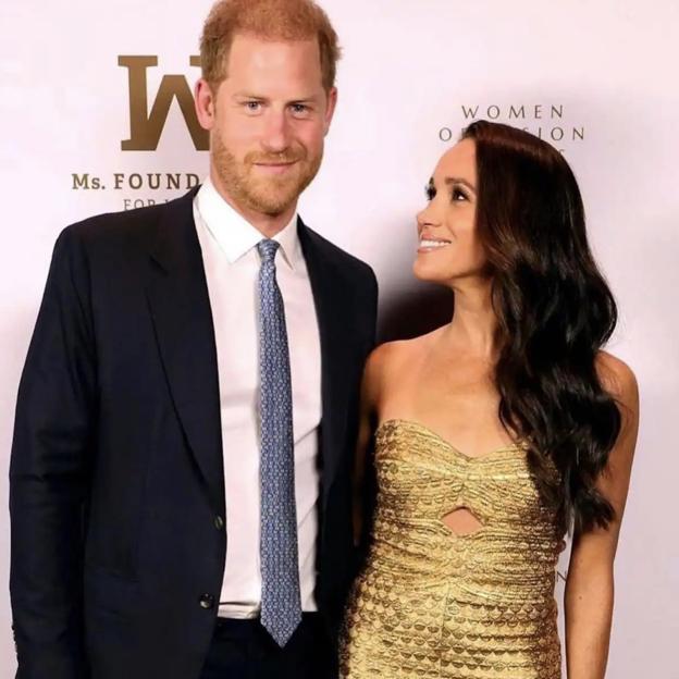 Los duques de Sussex, Harry y Meghan Markle, en una alfombra roja reciente. 