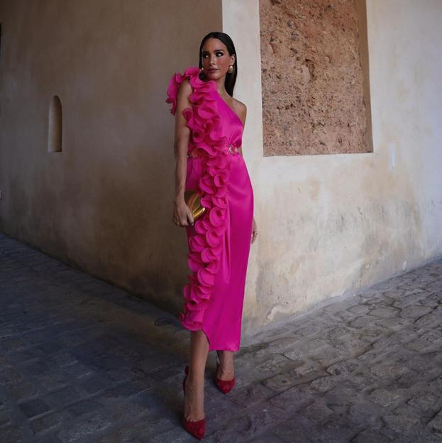 Rocío Osorno con un vestido de invitada rosa.