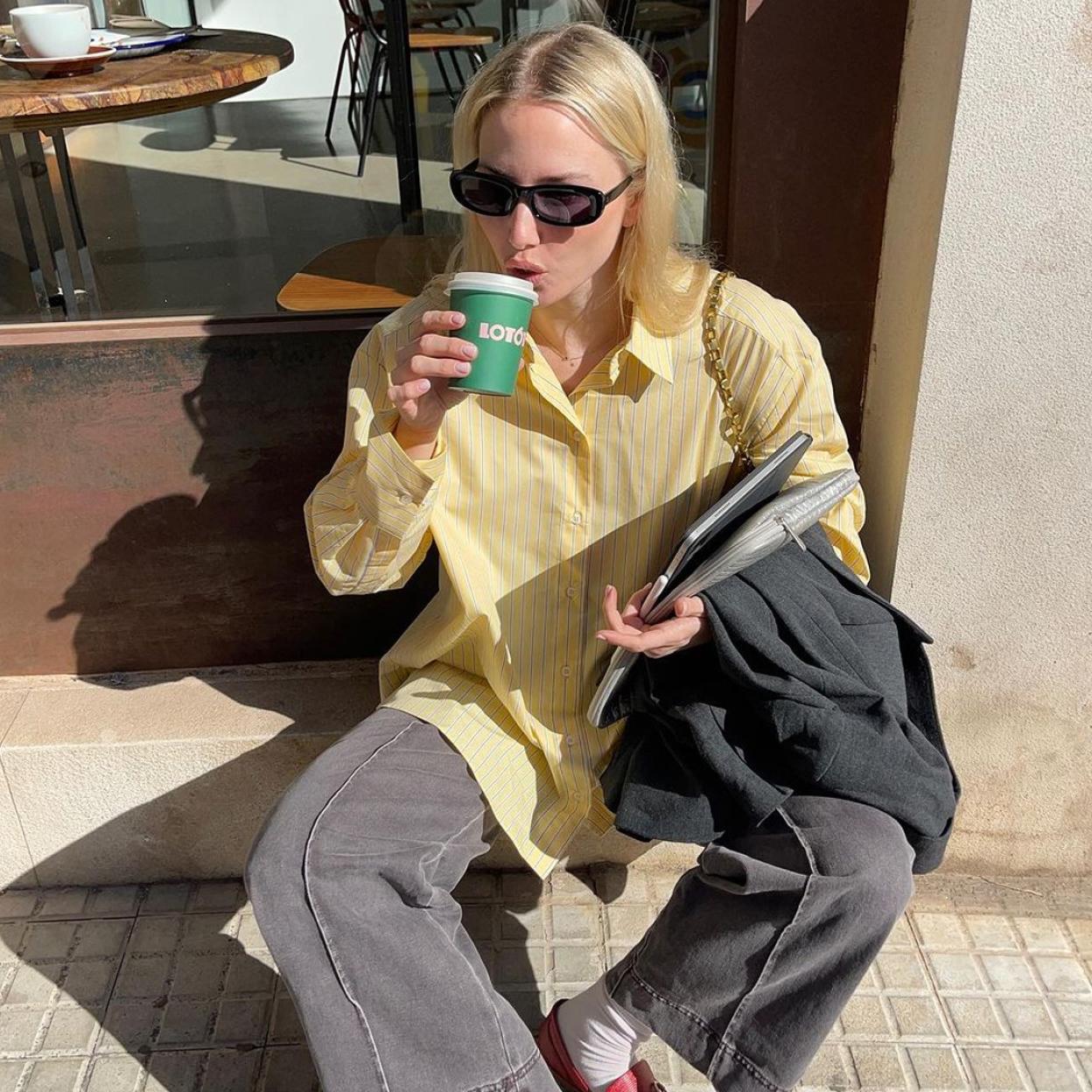 Una influencer con camisa de rayas de Zara./@fuenalbadalejo