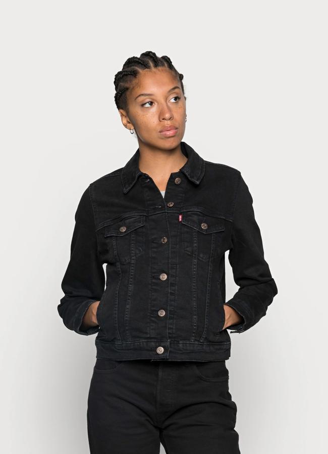 Chaqueta negra de Levi's, 120 euros.