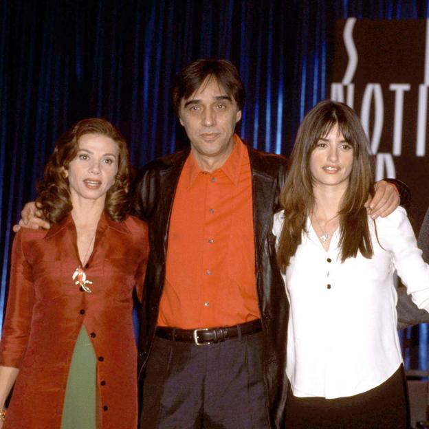 Victoria Abril, Agustín Díaz Yanes y Penélope Cruz. 